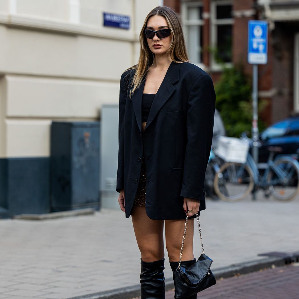 Najlepsze połączenie na jesień i zimę 2022/2023? Kozaki i sukienka. Oto, jak je łączyć w tym sezonie